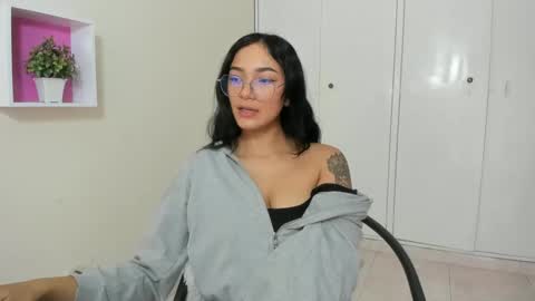 Snapshot of asiam_brunet chatting on March 10, 1:00 pm Camila online show from March 10, 1:00 pm