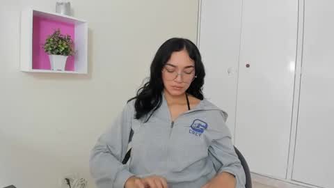 Snapshot of asiam_brunet chatting on March 1, 12:56 pm Camila online show from March 1, 12:56 pm