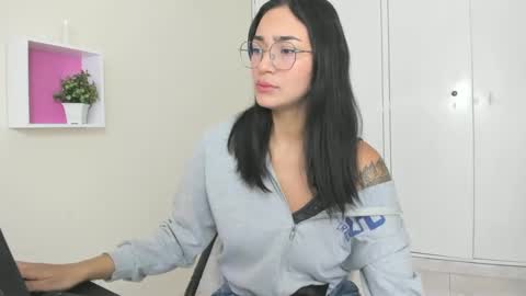 Snapshot of asiam_brunet chatting on December 16, 1:11 pm Camila online show from December 16, 1:11 pm