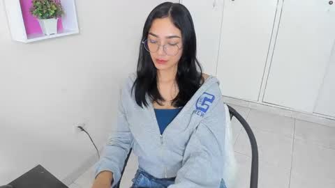 Snapshot of asiam_brunet chatting on March 4, 1:59 pm Camila online show from March 4, 1:59 pm