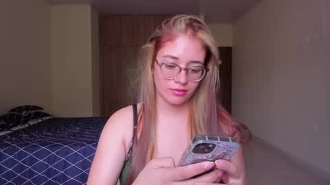 Snapshot of atenas__05 chatting on February 15, 7:06 pm atenas online show from February 15, 7:06 pm