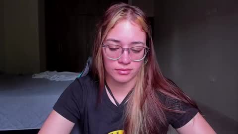 Snapshot of atenas__05 chatting on February 24, 7:09 pm atenas online show from February 24, 7:09 pm