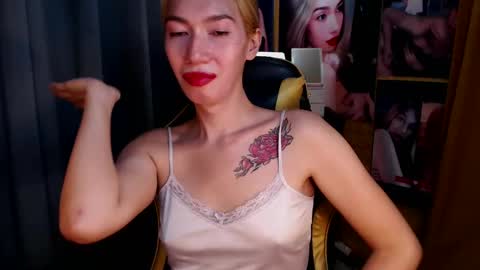 Snapshot of aurakharisma_xx chatting on January 12, 5:24 am Miss awra online show from January 12, 5:24 am