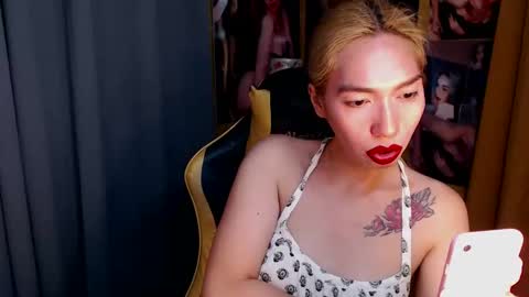 Snapshot of aurakharisma_xx chatting on March 9, 5:44 am Miss awra online show from March 9, 5:44 am