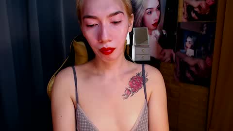 Snapshot of aurakharisma_xx chatting on February 19, 3:50 am Miss awra online show from February 19, 3:50 am