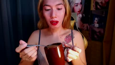 Snapshot of aurakharisma_xx chatting on February 5, 3:55 am Miss awra online show from February 5, 3:55 am