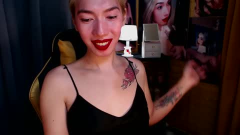 Snapshot of aurakharisma_xx chatting on March 6, 4:52 am Miss awra online show from March 6, 4:52 am