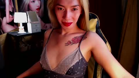 Snapshot of aurakharisma_xx chatting on January 2, 5:24 am Miss awra online show from January 2, 5:24 am