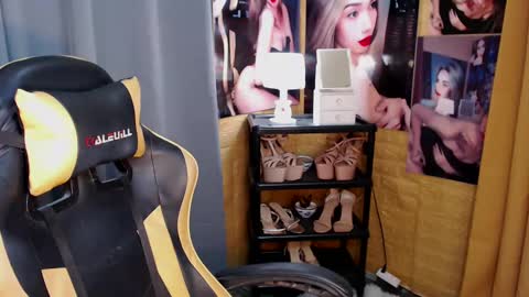 Snapshot of aurakharisma_xx chatting on March 10, 5:22 am Miss awra online show from March 10, 5:22 am