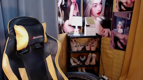 Snapshot of aurakharisma_xx chatting on March 8, 4:31 am Miss awra online show from March 8, 4:31 am