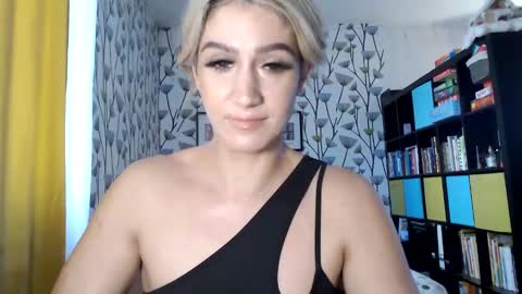 Aurelyie online show from December 15, 11:45 am