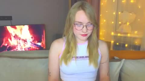 Snapshot of aurora_golden chatting on December 21, 4:03 pm Kate online show from December 21, 4:03 pm