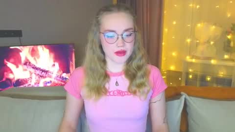 Snapshot of aurora_golden chatting on December 24, 3:37 pm Kate online show from December 24, 3:37 pm
