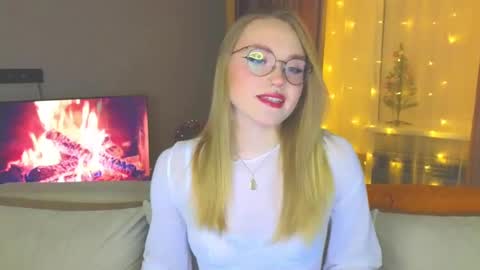 Snapshot of aurora_golden chatting on December 30, 4:07 pm Kate online show from December 30, 4:07 pm