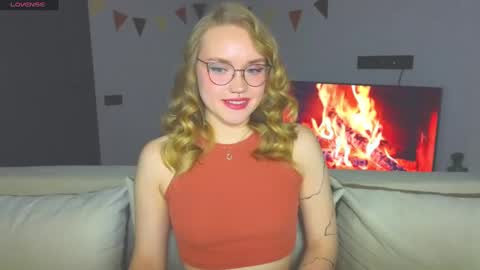 Snapshot of aurora_golden chatting on December 4, 3:54 pm Kate online show from December 4, 3:54 pm