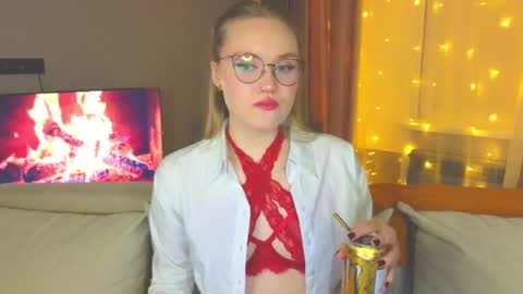 Snapshot of aurora_golden chatting on December 14, 4:41 pm Kate online show from December 14, 4:41 pm