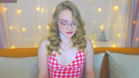 Snapshot of aurora_golden chatting on March 3, 3:59 pm Kate online show from March 3, 3:59 pm