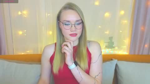 Snapshot of aurora_golden chatting on February 15, 3:17 pm Kate online show from February 15, 3:17 pm