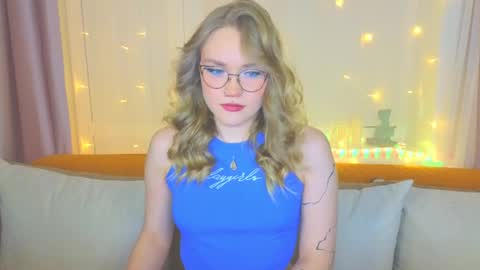 Snapshot of aurora_golden chatting on February 9, 3:45 pm Kate online show from February 9, 3:45 pm