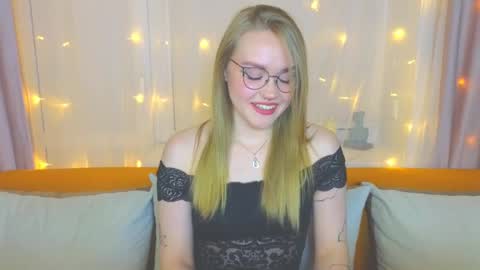 Snapshot of aurora_golden chatting on March 12, 5:17 pm Kate online show from March 12, 5:17 pm