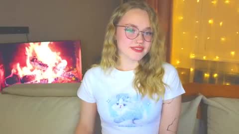 Snapshot of aurora_golden chatting on December 12, 4:43 pm Kate online show from December 12, 4:43 pm