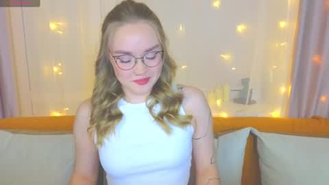 Snapshot of aurora_golden chatting on February 22, 3:42 pm Kate online show from February 22, 3:42 pm
