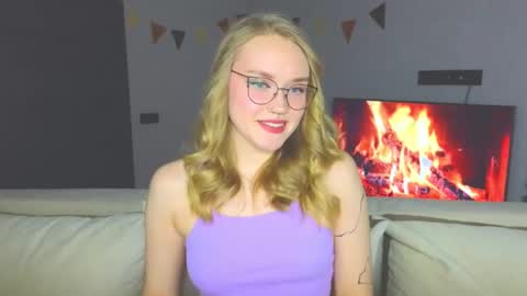 Snapshot of aurora_golden chatting on December 9, 3:44 pm Kate online show from December 9, 3:44 pm
