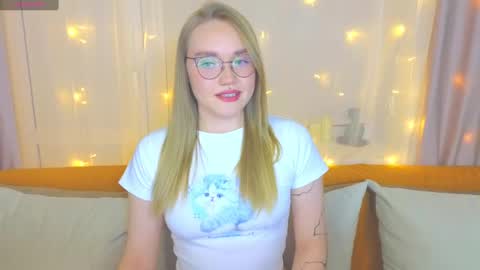 Snapshot of aurora_golden chatting on February 24, 3:31 pm Kate online show from February 24, 3:31 pm