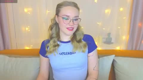 Snapshot of aurora_golden chatting on February 18, 3:21 pm Kate online show from February 18, 3:21 pm