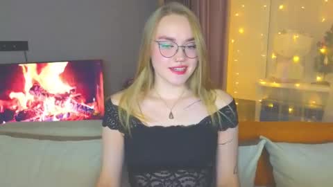 Snapshot of aurora_golden chatting on December 23, 3:55 pm Kate online show from December 23, 3:55 pm