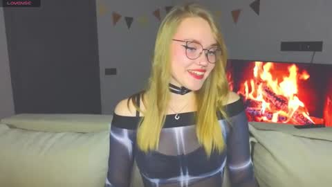 Snapshot of aurora_golden chatting on December 5, 3:50 pm Kate online show from December 5, 3:50 pm