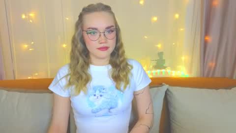 Snapshot of aurora_golden chatting on February 11, 4:02 pm Kate online show from February 11, 4:02 pm