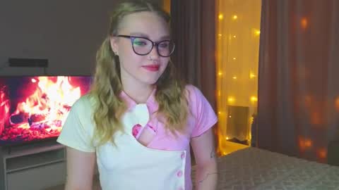 Snapshot of aurora_golden chatting on October 11, 7:05 pm Kate online show from October 11, 7:05 pm