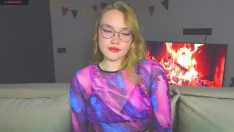 Snapshot of aurora_golden chatting on December 2, 4:29 pm Kate online show from December 2, 4:29 pm