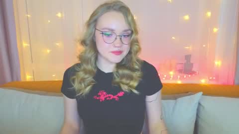 Snapshot of aurora_golden chatting on February 4, 4:08 pm Kate online show from February 4, 4:08 pm