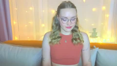 Snapshot of aurora_golden chatting on February 2, 4:00 pm Kate online show from February 2, 4:00 pm