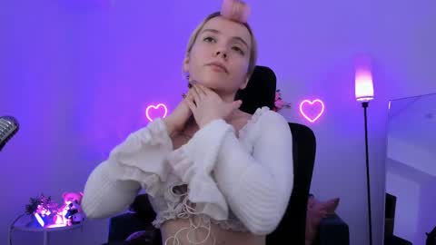 aurorawrenfield online show from April 15, 4:46 am