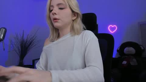 aurorawrenfield online show from April 1, 4:57 am