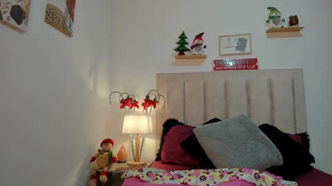 Snapshot of avaline_blanc chatting on December 28, 11:16 pm Avaline Help me reach 100 likes TRANSMISSION EVERY DAY FROM 39 PM online show from December 28, 11:16 pm