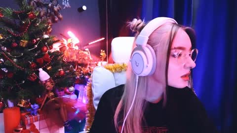 Snapshot of avi_nile chatting on December 16, 2:15 am Avriel online show from December 16, 2:15 am