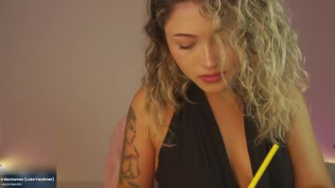 Snapshot of ayralee chatting on February 6, 10:43 pm Ayra L online show from February 6, 10:43 pm