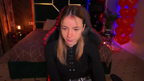 Snapshot of babe_dollie chatting on February 13, 7:24 am Babe online show from February 13, 7:24 am