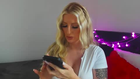 Snapshot of babielynn chatting on February 5, 1:44 pm BabieLynn online show from February 5, 1:44 pm