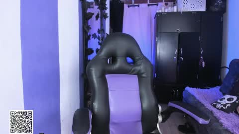        Please help me to reach 100 thumbs up online show from April 10, 7:20 pm