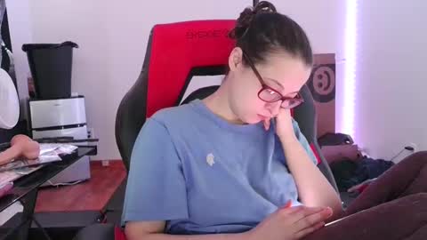 bambiboo8113 online show from March 3, 7:03 pm