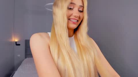 Mia online show from May 10, 3:36 pm