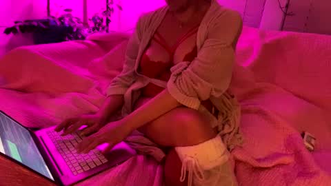 Snapshot of beachymilf chatting on February 15, 2:47 am BeachyMILF online show from February 15, 2:47 am
