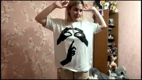 Mia online show from April 23, 3:36 pm