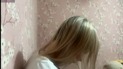 Mia online show from April 2, 5:54 pm