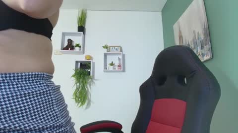 Snapshot of bella_99x chatting on December 27, 11:39 am Bel 3 online show from December 27, 11:39 am